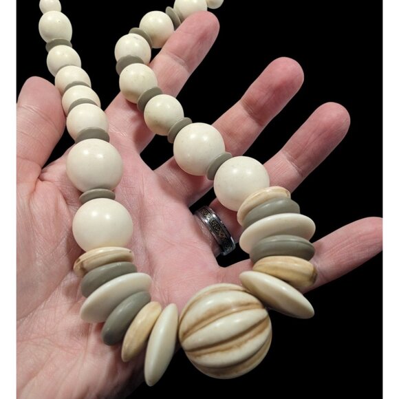 Vintage Cream And Grey Lucite Beaded Necklace - Picture 5 of 5